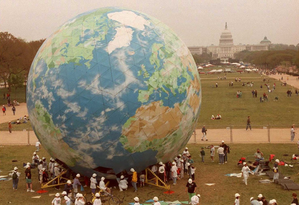 Más de 1.200 estudiantes ensamblaron un globo terráqueo de cinco pisos de altura en la Explanada Nacional en Washington D.C., para conmemorar el vigesimoquinto aniversario del DÃa de la Tierra en 1995.